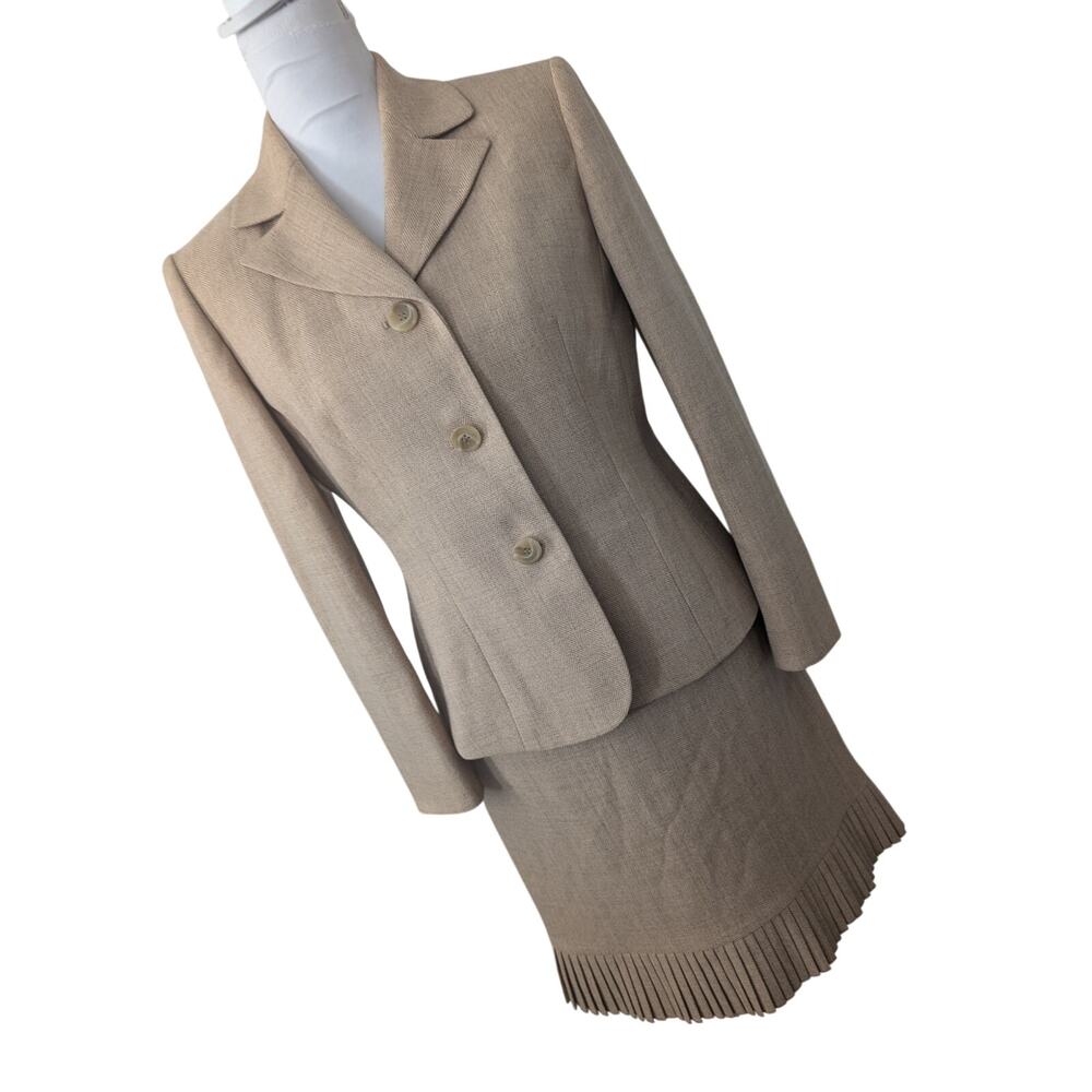 NWOT! LE SUIT! WARM BEIGE TEXTURE STRIPED, 2 PC PLEATED SKIRT & JACKET SUIT! 4P